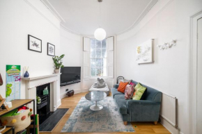 Homely 4 bedroom flat with private courtyard near Angel, East London